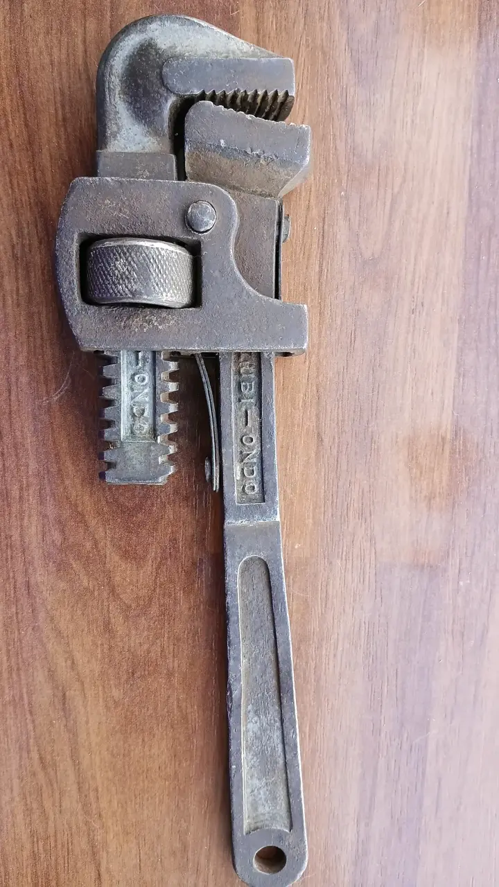 Llave inglesa antigua de hierro - 4