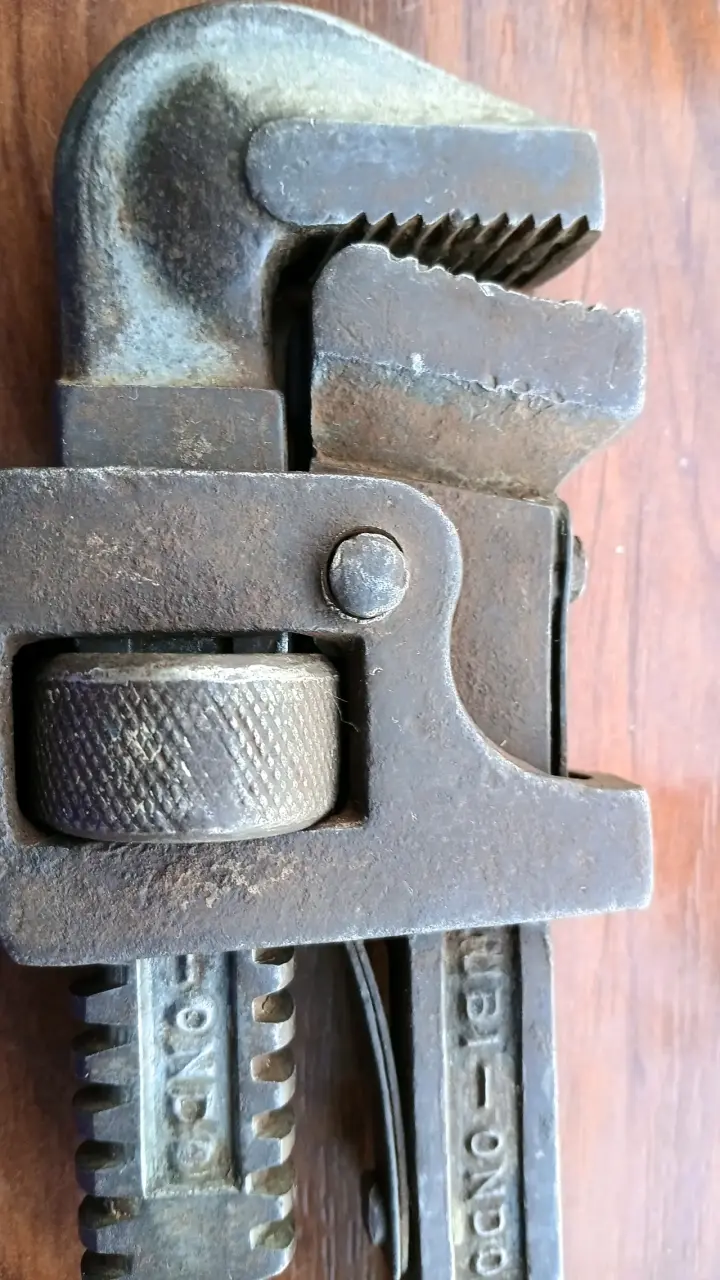 Llave inglesa antigua de hierro - 5