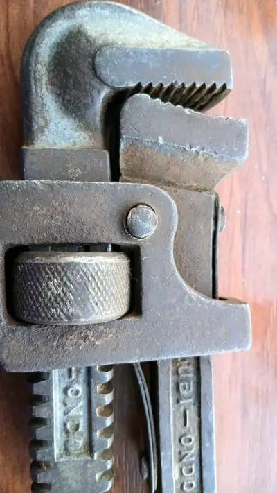 Llave inglesa antigua de hierro - miniatura 5