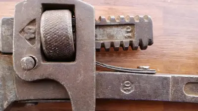 Llave inglesa antigua de hierro - miniatura 6