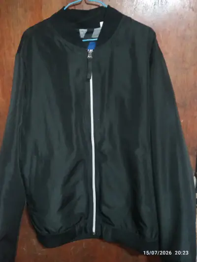 Chaqueta bomber negra con cierre frontal - miniatura 1