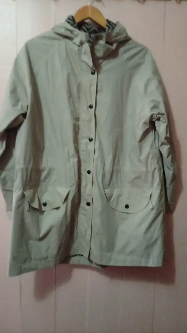 Abrigo impermeable beige con capucha - 1