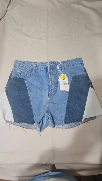 Shorts de mezclilla azul con diseño patchwork - miniatura 1