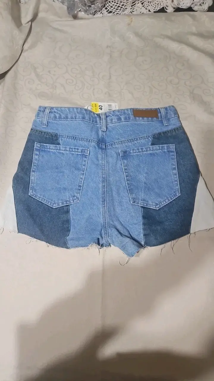 Shorts de mezclilla azul con diseño patchwork - 2