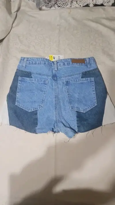 Shorts de mezclilla azul con diseño patchwork - miniatura 2