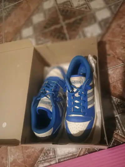 Zapatillas deportivas Adidas azules y blancas - miniatura 1