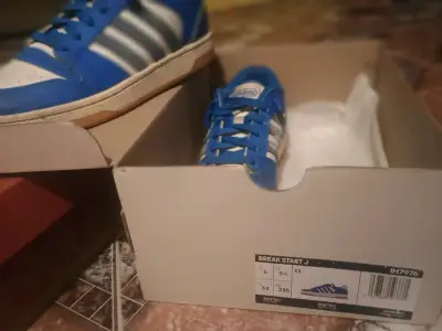 Zapatillas deportivas Adidas azules y blancas - miniatura 2
