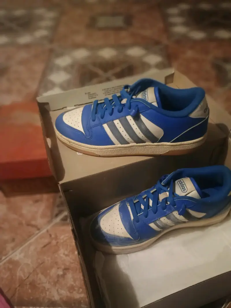 Zapatillas deportivas Adidas azules y blancas - 3