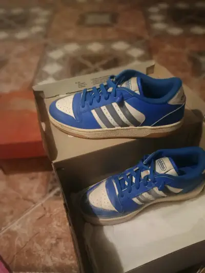 Zapatillas deportivas Adidas azules y blancas - miniatura 3