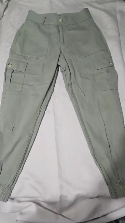 Pantalones cargo verde oliva con bolsillos - miniatura 1