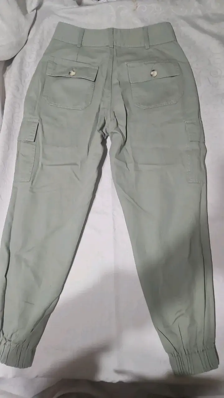 Pantalones cargo verde oliva con bolsillos - 2