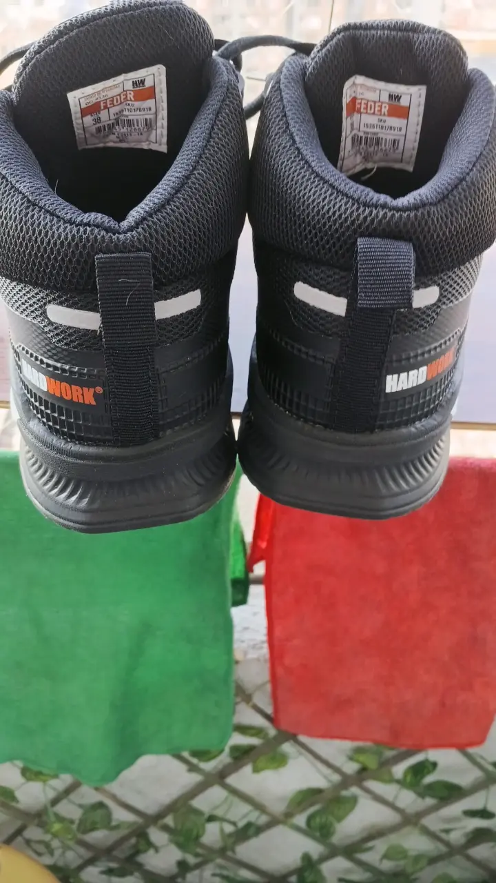 Zapatillas de Seguridad  negras nuevas marca HW H - 2