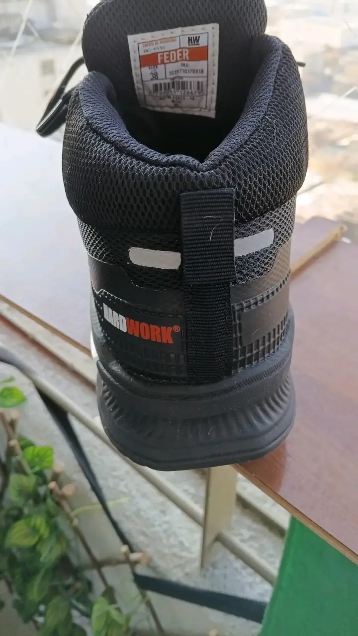 Zapatillas de Seguridad  negras nuevas marca HW H - 4