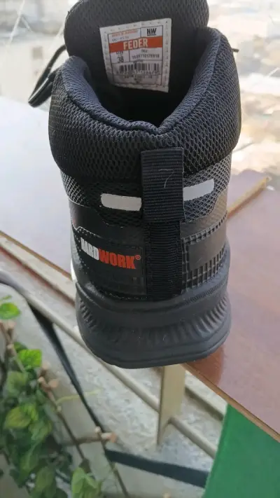 Zapatillas de Seguridad  negras nuevas marca HW H - miniatura 4