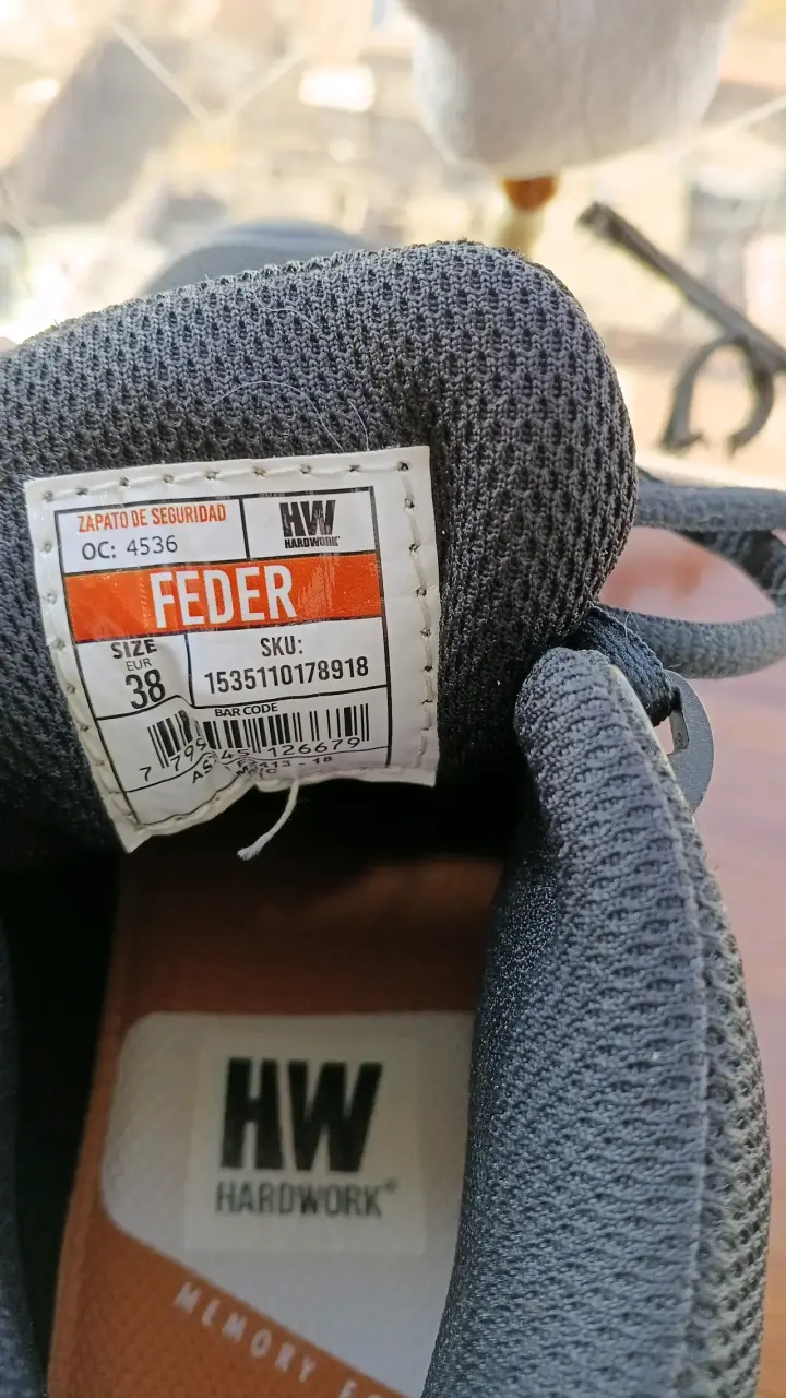 Zapatillas de Seguridad  negras nuevas marca HW H - 5