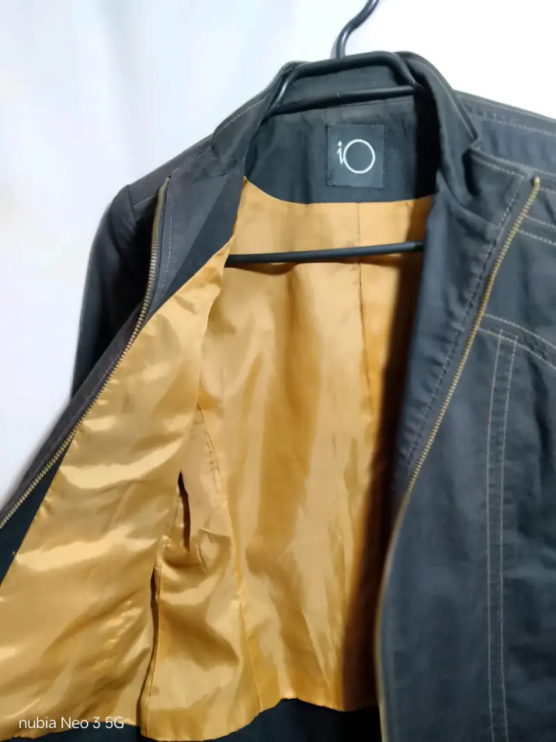 Chaqueta negra con forro dorado iO - 1