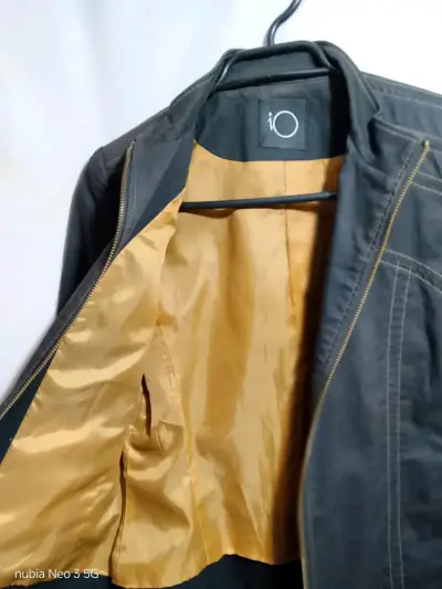 Chaqueta negra con forro dorado iO - miniatura 1