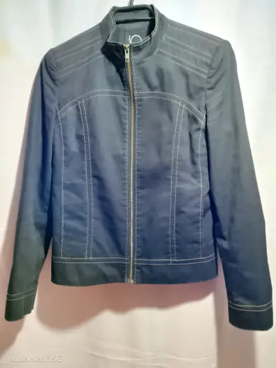 Chaqueta negra con forro dorado iO - miniatura 2