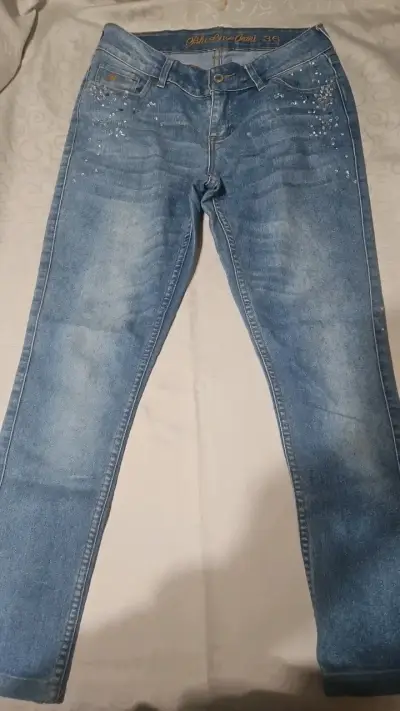 Jeans azul con detalles brillantes talla 36 - miniatura 1