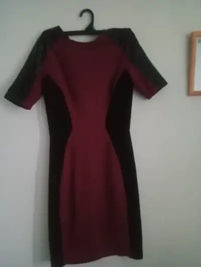Vestido bicolor burdeos y negro elegante - miniatura 1