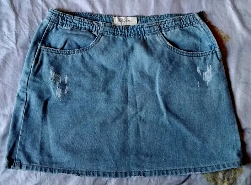 Falda de mezclilla azul con bolsillos - 1
