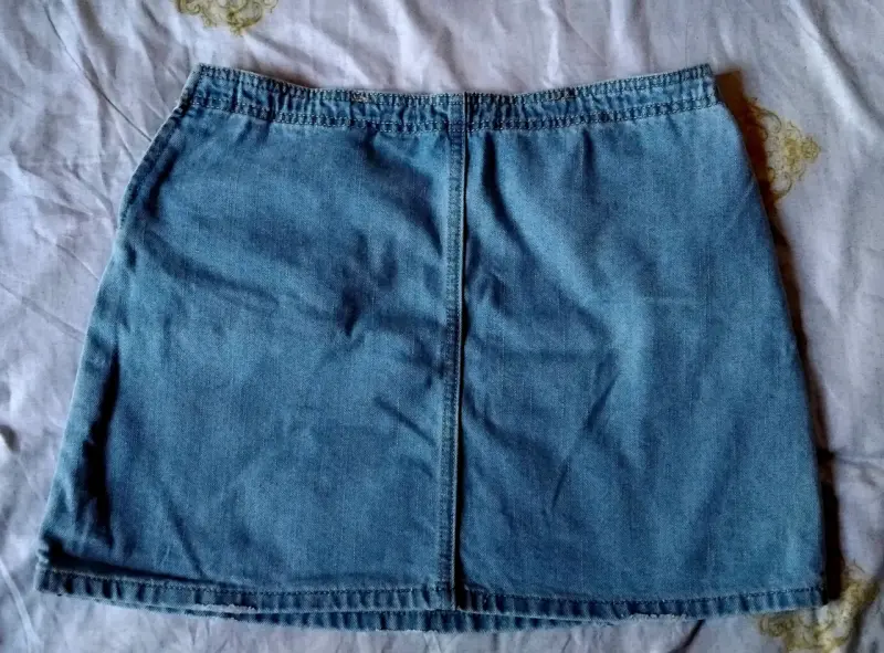 Falda de mezclilla azul con bolsillos - 2