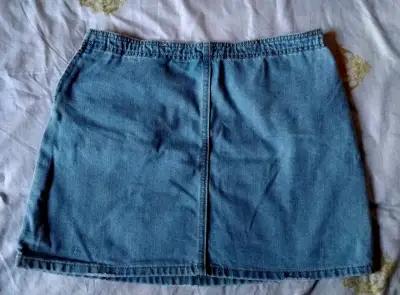 Falda de mezclilla azul con bolsillos - miniatura 2