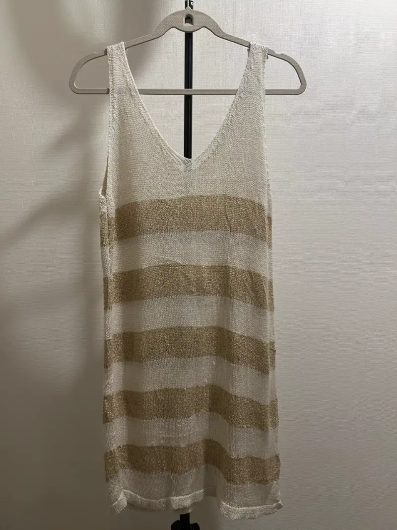 Vestido de punto a rayas beige y blanco