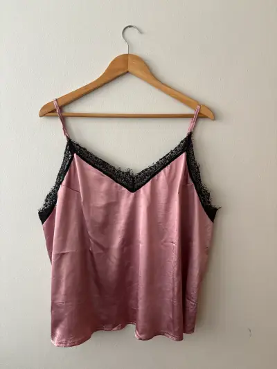 Blusa de satén rosada con encaje - miniatura 1