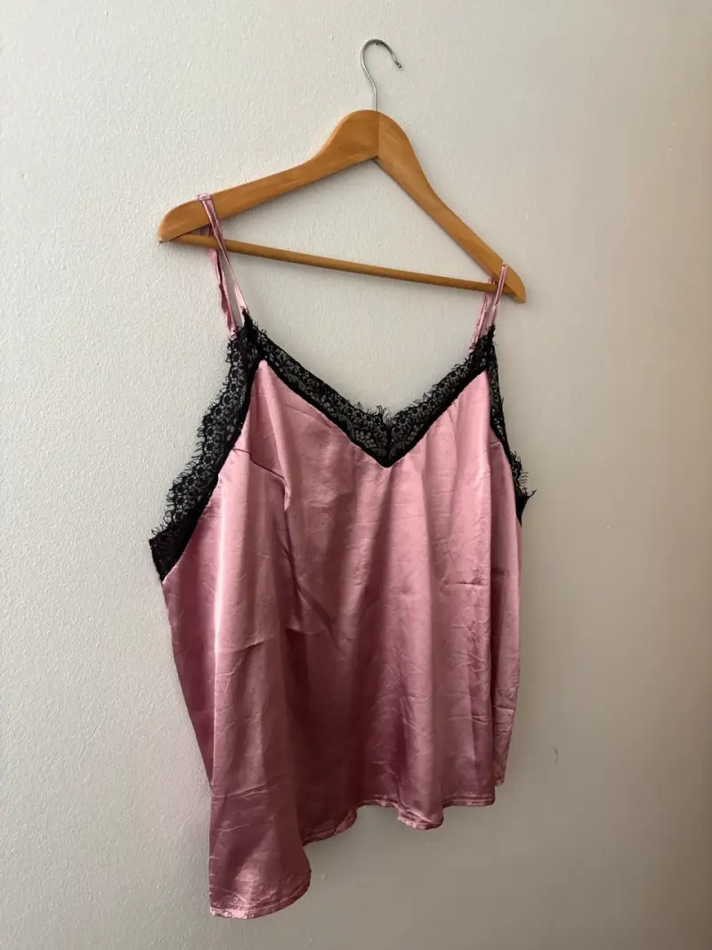 Blusa de satén rosada con encaje - 2
