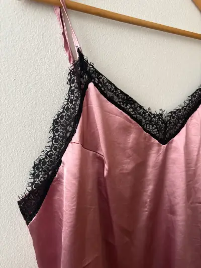Blusa de satén rosada con encaje - miniatura 3