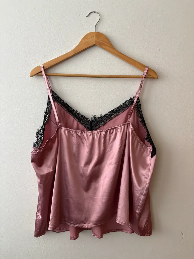 Blusa de satén rosada con encaje - 4