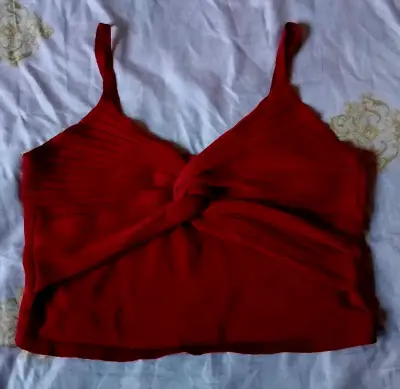 Top rojo con diseño cruzado - miniatura 1