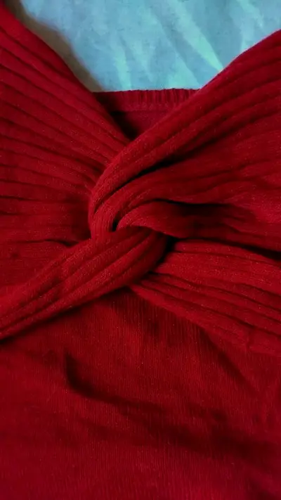 Top rojo con diseño cruzado - miniatura 3