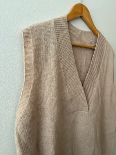Chaleco sin mangas beige estilo vest - miniatura 3