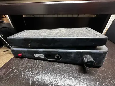 Pedal de efectos Dunlop Cry Baby From Hell - miniatura 3