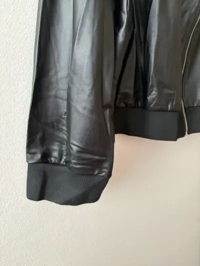 Chaqueta bomber negra de cuero sintético - miniatura 2