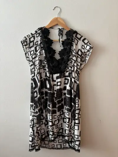 Vestido estampado blanco y negro con encaje - miniatura 1