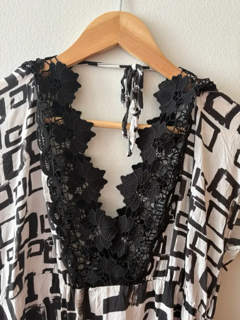 Vestido estampado blanco y negro con encaje - 2