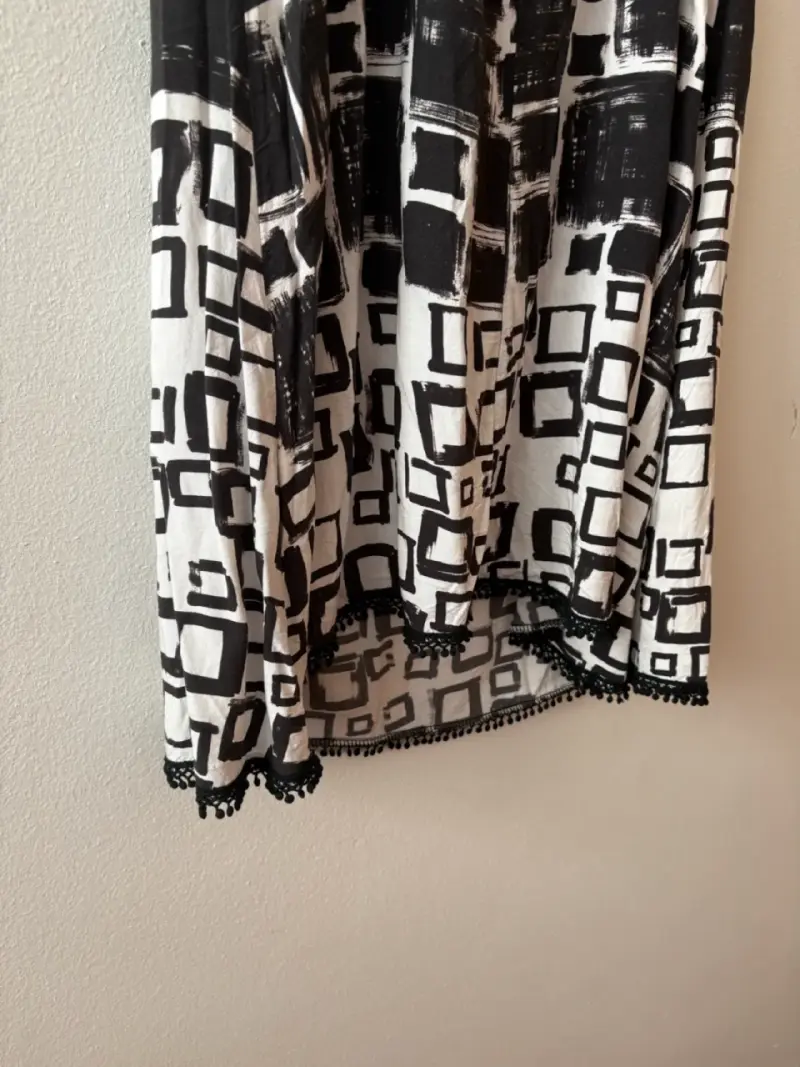 Vestido estampado blanco y negro con encaje - 3