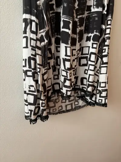 Vestido estampado blanco y negro con encaje - miniatura 3