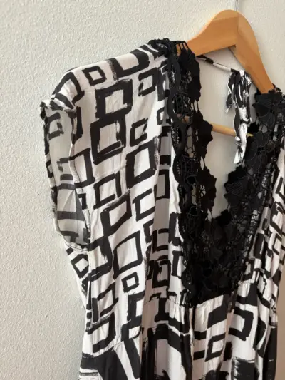 Vestido estampado blanco y negro con encaje - miniatura 4