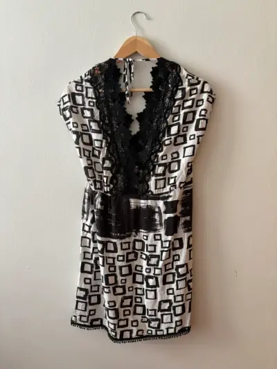 Vestido estampado blanco y negro con encaje - miniatura 5