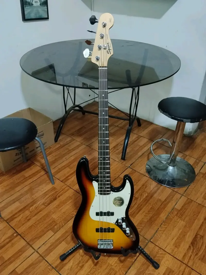 Bajo Squier de Fender Jazz Bass + Amplificador - 1