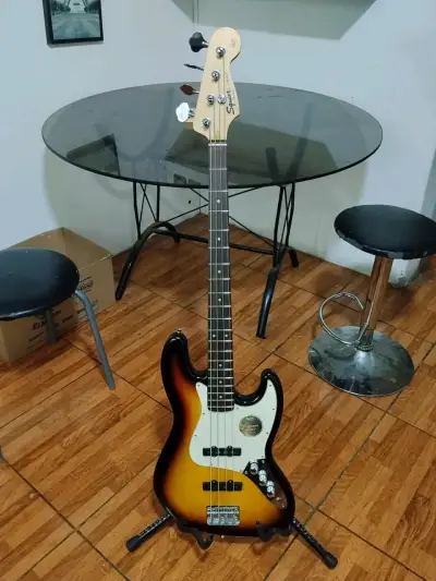 Bajo Squier de Fender Jazz Bass + Amplificador - miniatura 1