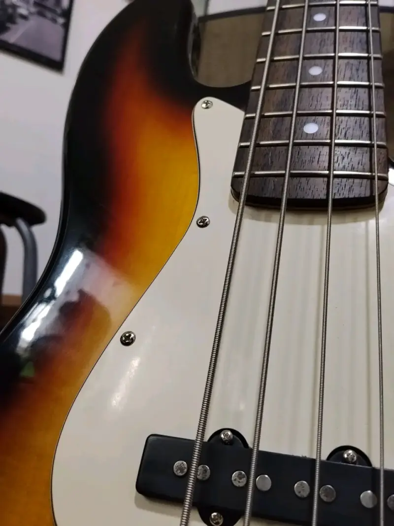 Bajo Squier de Fender Jazz Bass + Amplificador - 2