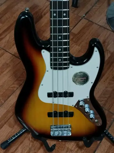 Bajo Squier de Fender Jazz Bass + Amplificador - miniatura 3