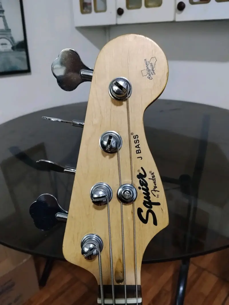 Bajo Squier de Fender Jazz Bass + Amplificador - 4