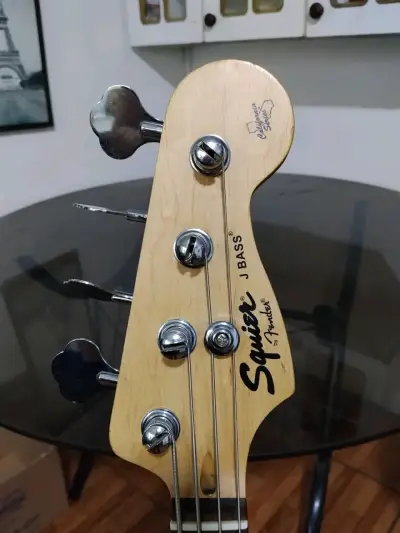 Bajo Squier de Fender Jazz Bass + Amplificador - miniatura 4