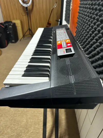 Teclado electrónico Yamaha PSR F50 - miniatura 1